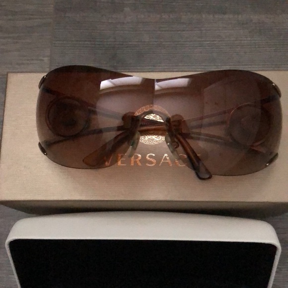 Elegant and stylish. Barely worn. A great deal! - Picture 2 of 4